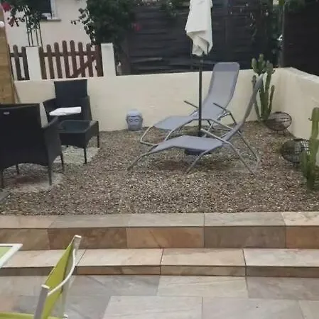 Hébergement de vacances Les Pieds Dans L'eau Calme *